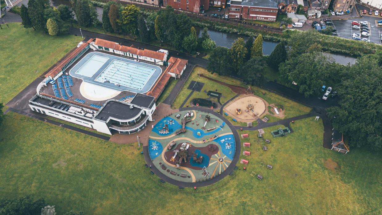 Golygfa o'r lido a'r pwll nofio ym Mharc Ynysangharad, Pontypridd o'r awyr