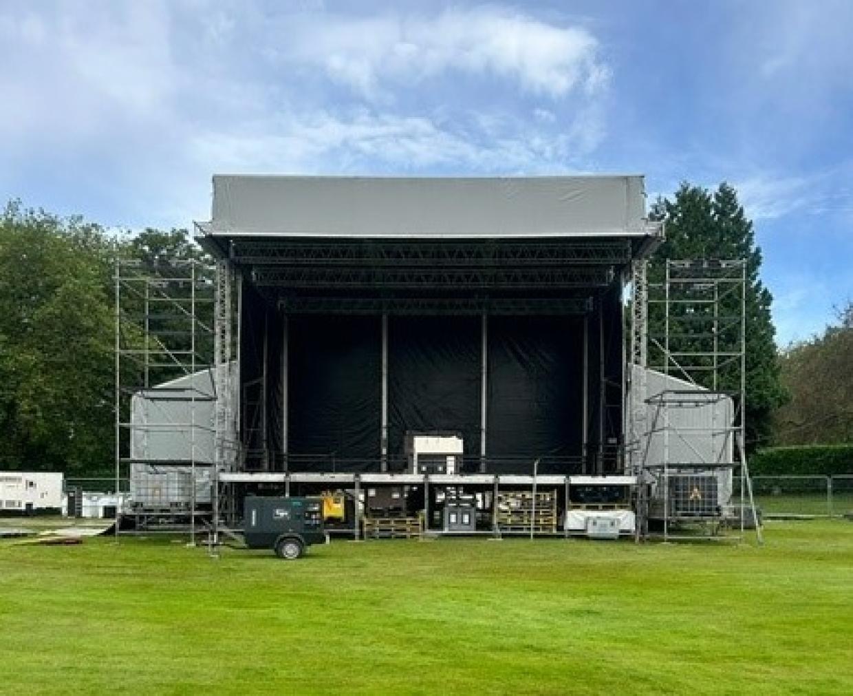 Llwyfan y Maes yn ei le ym Mharc Ynysangharad ar gyfer Eisteddfod Rhondda Cynon Taf