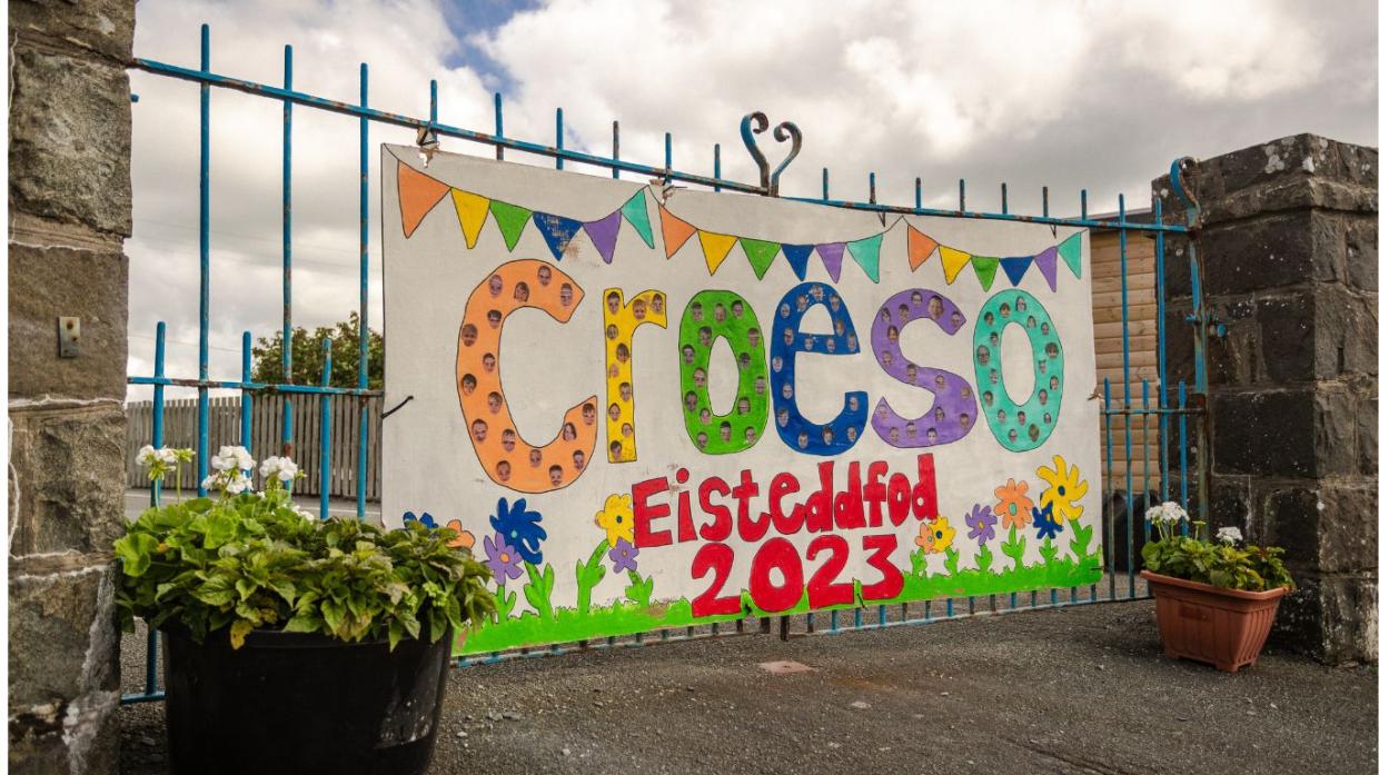 Baner yn croesawu pobl i'r Eisteddfod