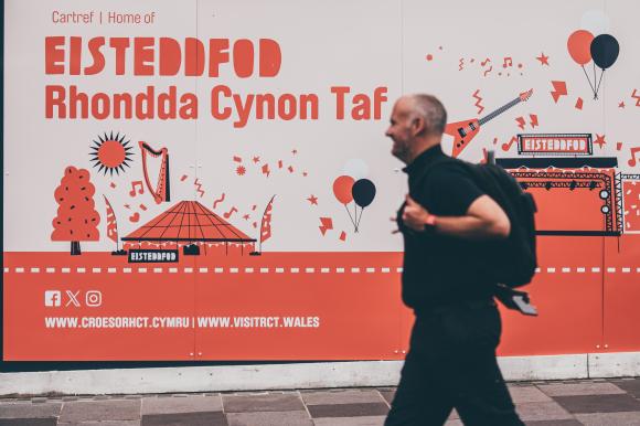 Baner Eisteddfod Rhondda Cynon Taf ym Mhontypridd