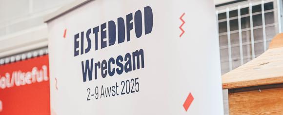 Baner Croeso i Wrecsam o Wyl yr Hydref 2024