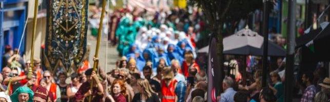 Cyhoeddi 2024- lluniau o bobl ar y stryd yn Aberdar yn Gorymdeithio drwy'r dref. 