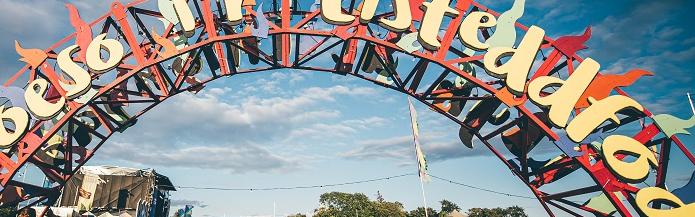 Arwydd croeso i'r eisteddfod o dan awyr las