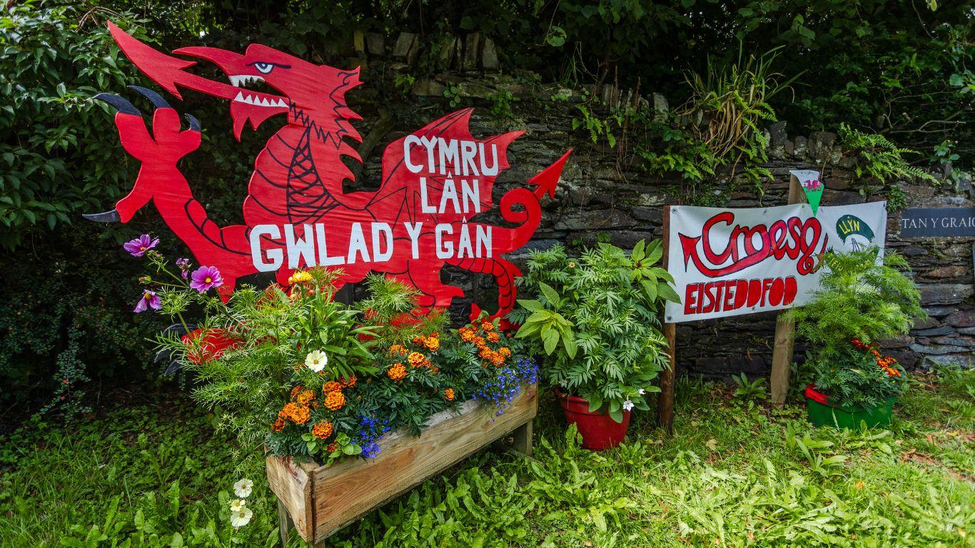 Celf i groesawu pobl i'r Eisteddfod gyda draig goch
